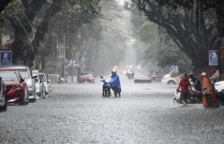 Bắc Bộ nhiều nơi mưa to, Trung Bộ nắng nóng