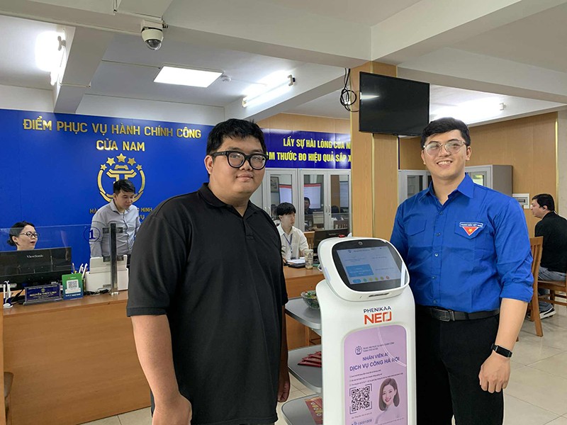 Anh Đào Nguyên Đức cán bộ Đoàn phường Cửa Nam cùng anh Cao Việt Hà tiếp đón, hỗ trợ người dân tại Điểm Phục vụ hành chính công