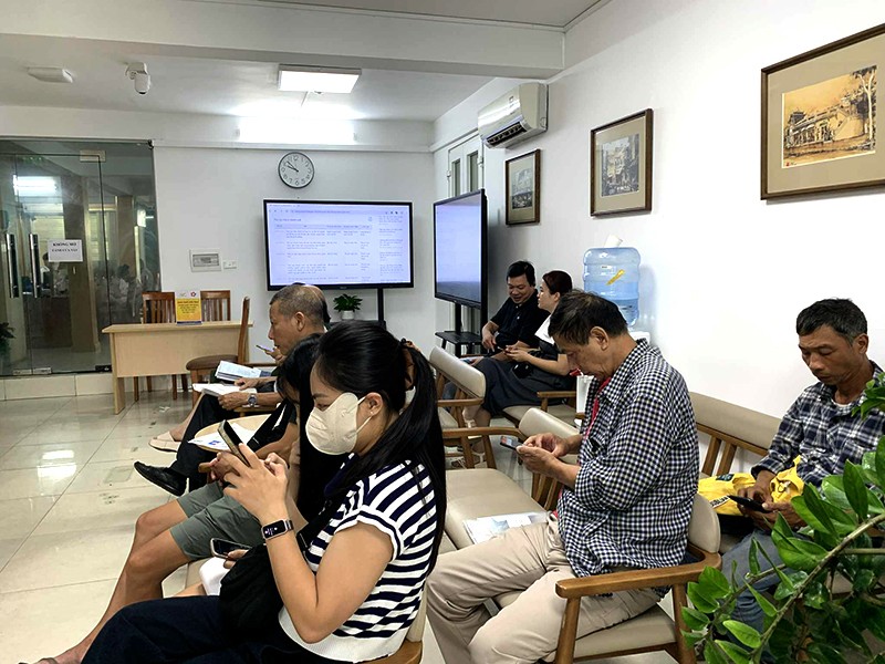 Người dân đến đăng ký làm các thủ tục hành chính tại Điểm Phục vụ hành chính công phường Cửa Nam