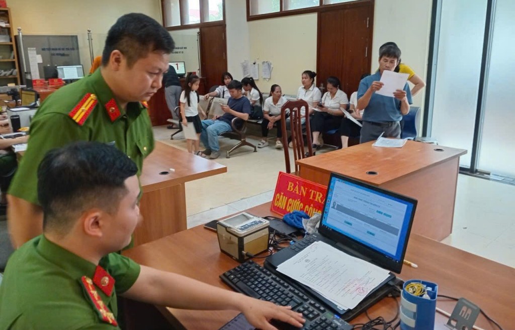 Công an xã Phú Xuyên nỗ lực hỗ trợ thủ tục cấp đổi thẻ đảng viên