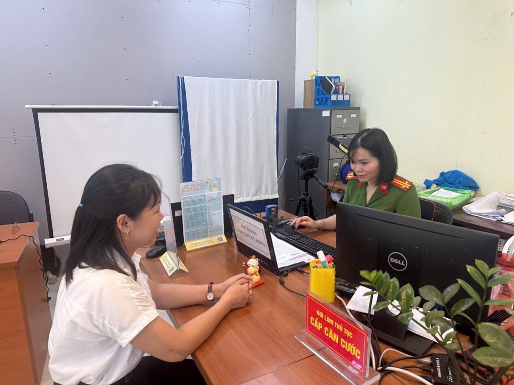 Công an xã Phú Xuyên nỗ lực hỗ trợ thủ tục cấp đổi thẻ đảng viên