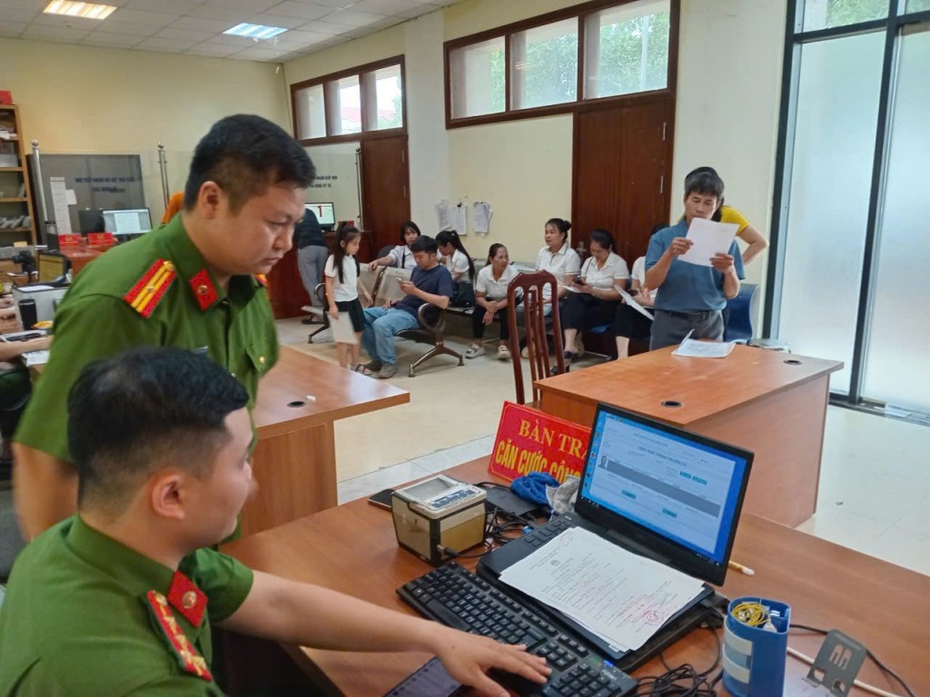 Công an xã Phú Xuyên nỗ lực hỗ trợ thủ tục cấp đổi thẻ đảng viên