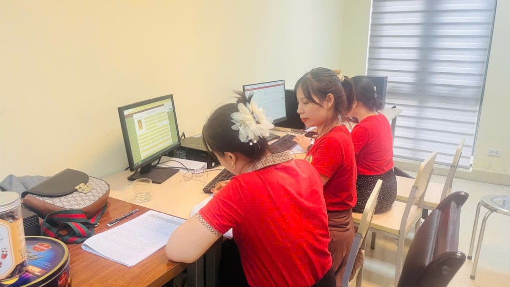 đảng viên chi bộ mầm non sao mai hỗ trợ tại điểm cấp đổi thẻ