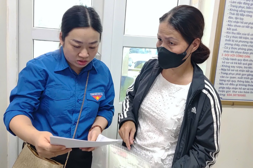 Thanh niên phường Bồ Đề hỗ trợ người dân đến làm thủ tục hành chính 