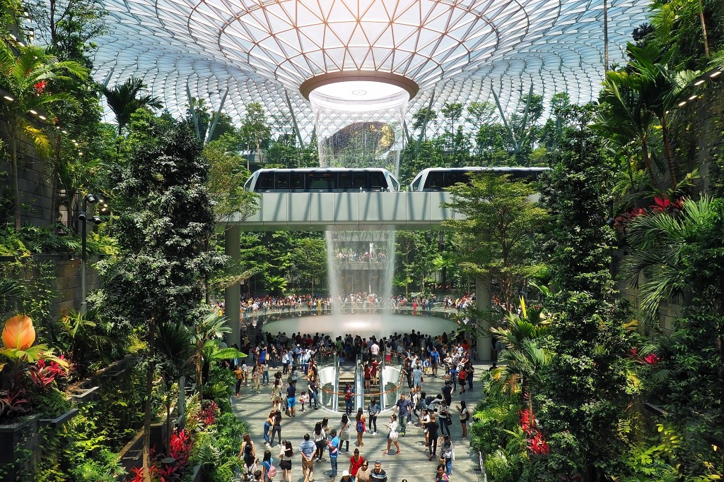 Rain Vortex, một thác nước trong nhà cao 40m nằm bên trong sân bay Jewal Changi ở Singapore