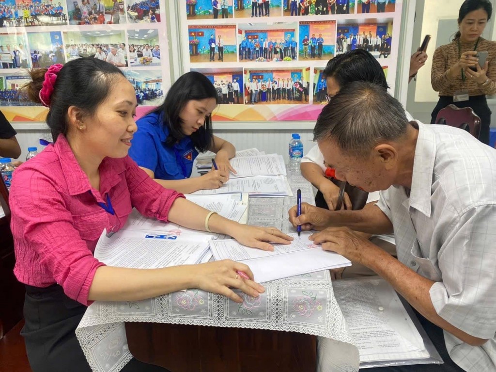 Người dân nhận tiền bồi thường đất bị thu hồi để làm dự án đường Vành đai 2