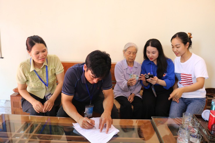 Tổ phản ứng nhanh công nghệ xã Quảng Bị đến nhà bà Lê Thị Chắc hỗ trợ làm thủ tục hành chính