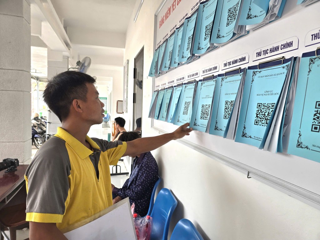 Anh Nguyễn Duy Hải, cư dân thôn Thái Hòa đến bộ phận một cửa xã Quảng Bị làm thủ tục khai sinh cho con
