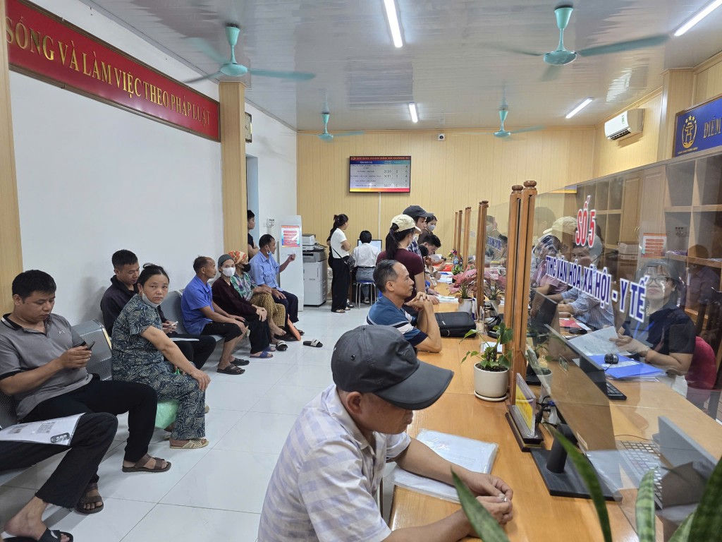 Người dân ngồi chờ đến lượt làm thủ tục hành chính tại bộ phận một cửa xã Quảng Bị