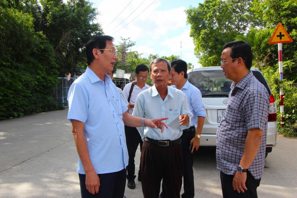 Phó Chủ tịch UBND tỉnh An Giang Lê Văn Phước khảo sát thực tế tại các điểm chưa giải phóng mặt bằng tại đoạn Bàu Mướp, phường Thới Sơn