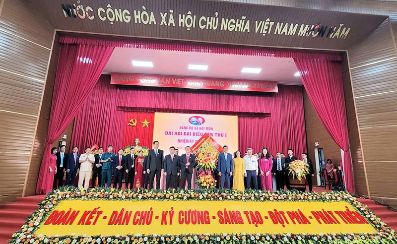 Trưởng ban Nội chính Thành ủy Đỗ Anh Tuấn tặng hoa chúc mừng Ban Chấp hành Đảng bộ xã Hát Môn nhiệm kỳ 2025-2030.