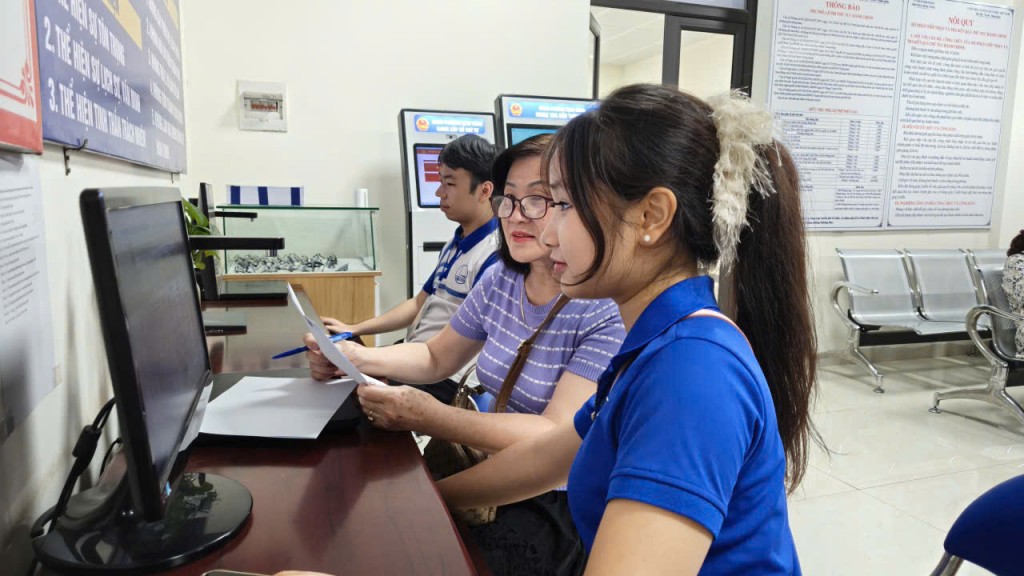 Chị Lý được thanh niên tình nguyện hướng dẫn làm thủ tục kê khai trên môi trường số Chị Lý được thanh niên tình nguyện hướng dẫn làm thủ tục kê khai trên môi trường số