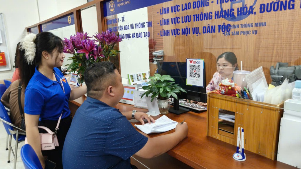 Mọi người dân đến Điểm tiếp nhận phục vụ hành chính công phường Định Công Mọi người dân đến Điểm tiếp nhận phục vụ hành chính công phường Định Công