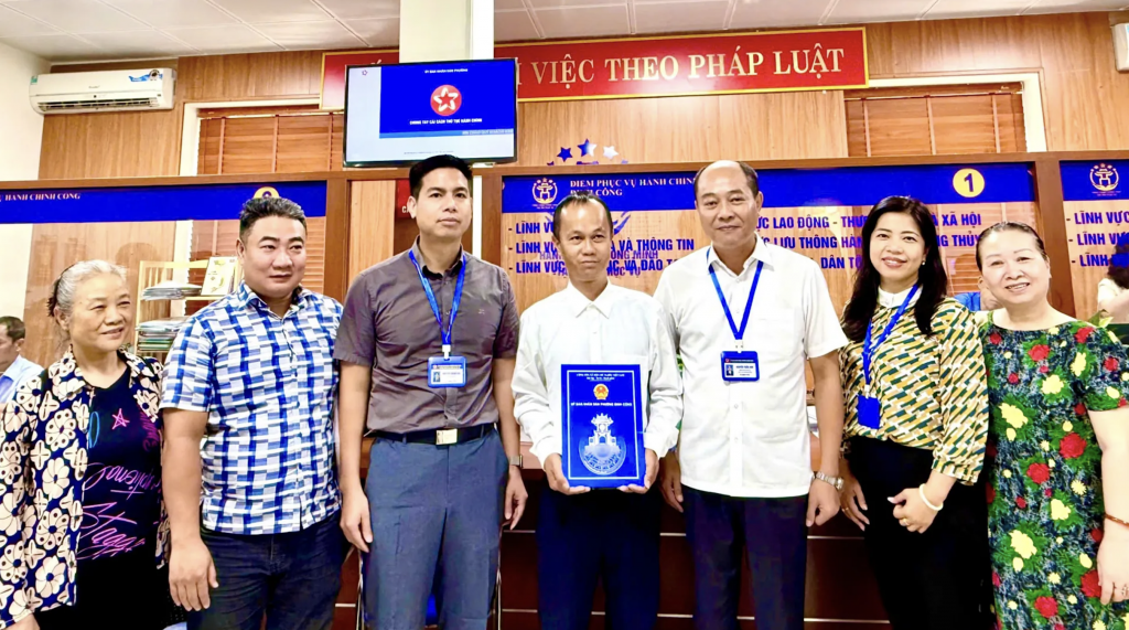 Sau 7 ngày nộp hồ sơ, chính quyền đã cấp Giấy phép xây dựng cho 2 công dân ở Định Công. Ảnh TA Sau 7 ngày nộp hồ sơ, chính quyền đã cấp Giấy phép xây dựng cho 2 công dân ở Định Công. Ảnh TA