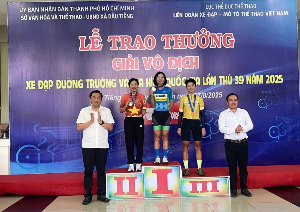 Ông Cao Văn Chóng, Phó Giám đốc Sở Văn hóa và Thể thao TP. Hồ Chí Minh, Trưởng Ban Tổ chức giải và ông Nguyễn Đình Khánh, Bí thư Đảng ủy, Chủ tịch HĐND xã Dầu Tiếng trao thưởng cho các VĐV đạt thành tích