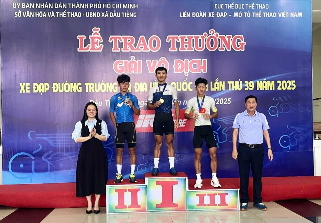 Ban tổ chức trao huy chương cho các VĐV đạt thành tích ở  Nội dung Băng đồng Olympic cá nhân nam
