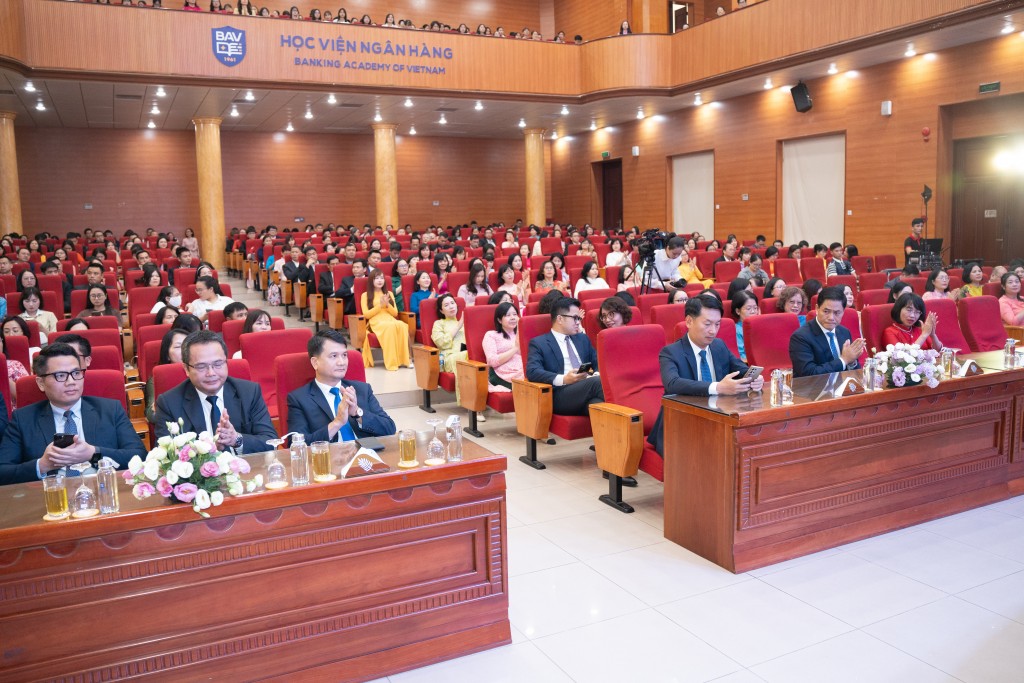 Lễ công bố có sự hiện diện của Ban Lãnh đạo, cán bộ, giảng viên, người lao động và đông đảo học viên ưu tú tham dự