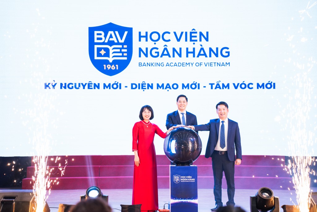 Ban Lãnh đạo Học viện thực hiện nghi thức công bố Hệ thống nhận diện thương hiệu mới của HVNH