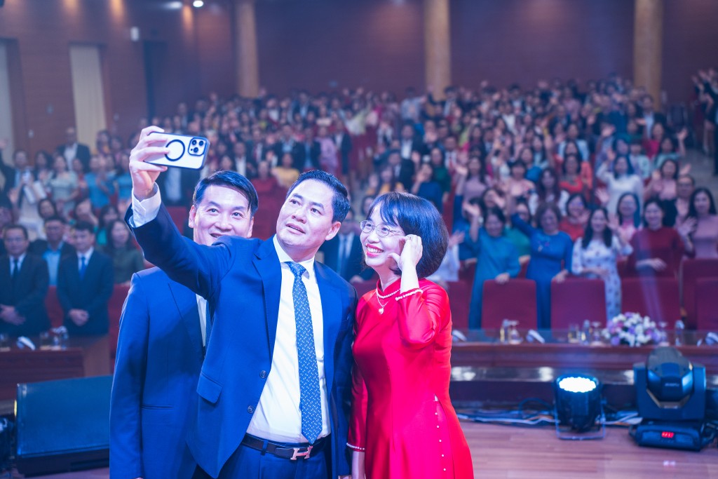 Ban Lãnh đạo Học viện chụp ảnh cùng cán bộ, giảng viên và sinh viên đánh dấu bước chuyển mình mạnh mẽ của học viện