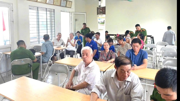 Công an phường và Đoàn thanh niên hỗ trợ công dân tại nhà văn hóa tổ dân phố