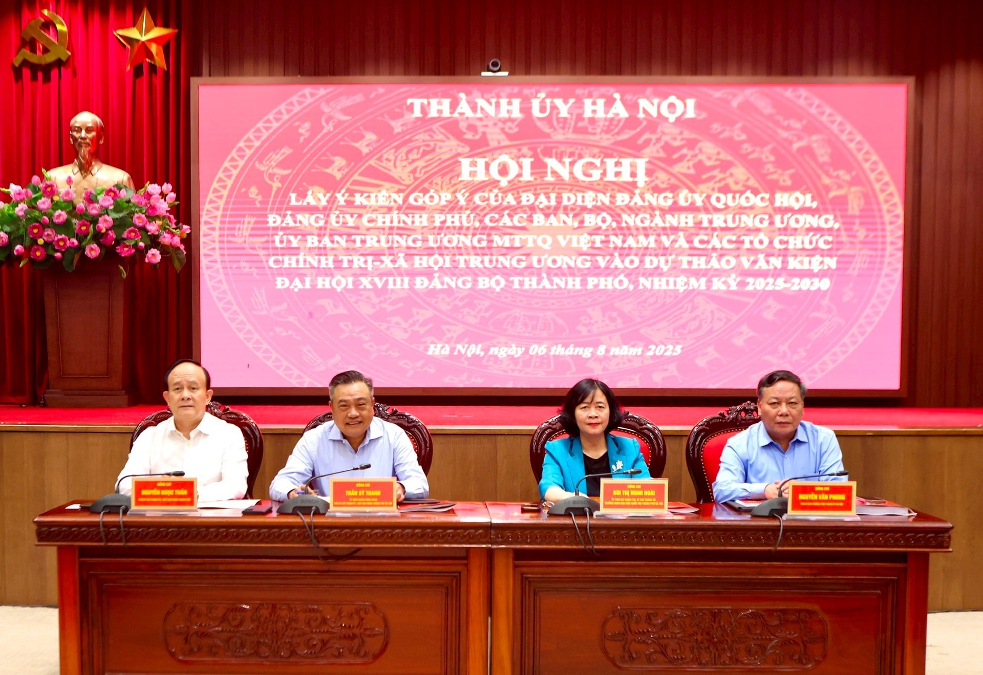Các đồng chí Thường trực Thành ủy chủ trì hội nghị. Ảnh: Viết Thành