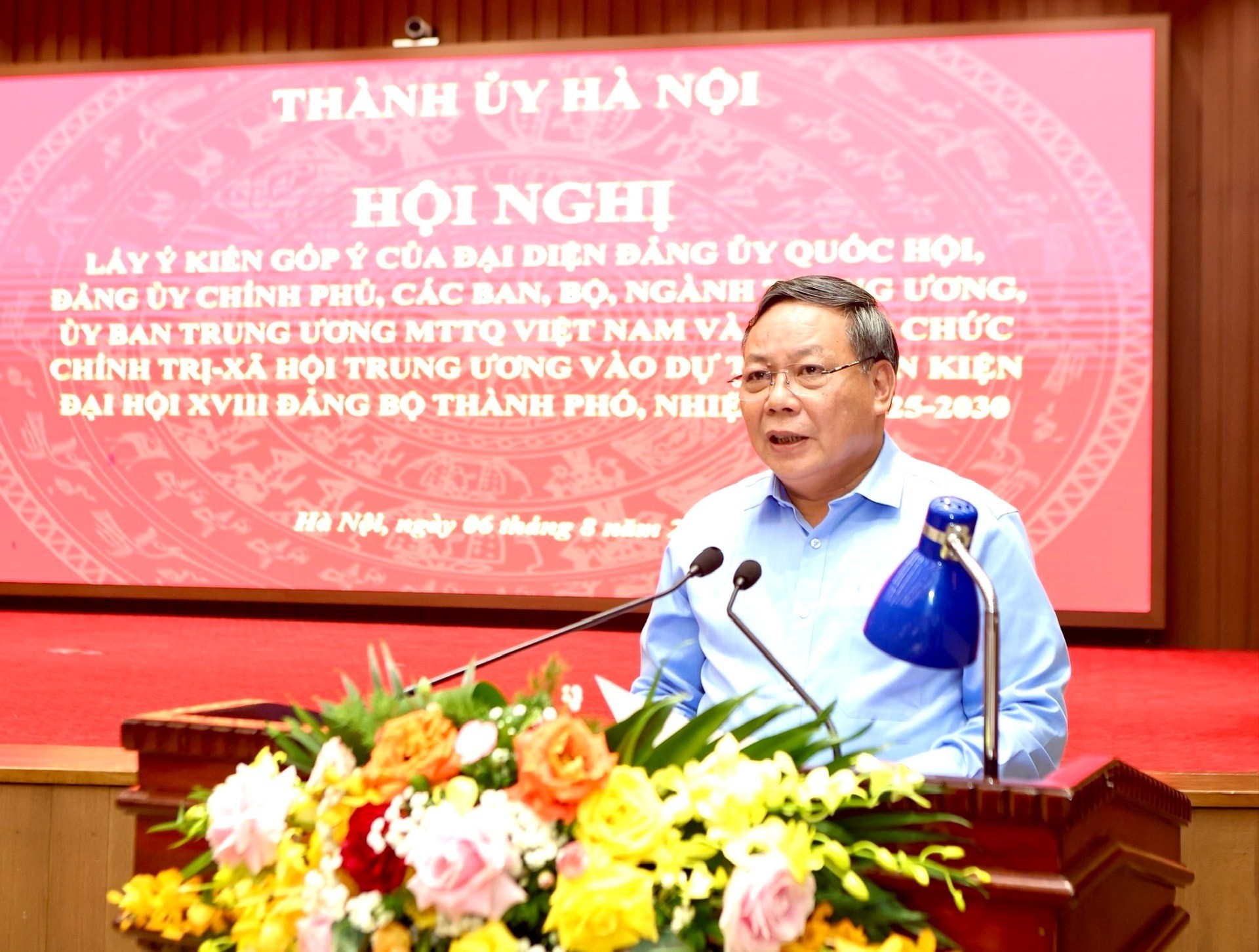 Phó Bí thư Thường trực Thành ủy Nguyễn Văn Phong phát biểu khai mạc và định hướng thảo luận. Ảnh: Viết Thành