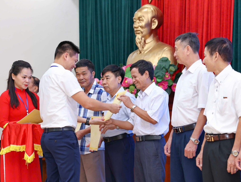 Wifi phủ sóng làng quê, học sinh, giáo viên thành “hạt nhân số”