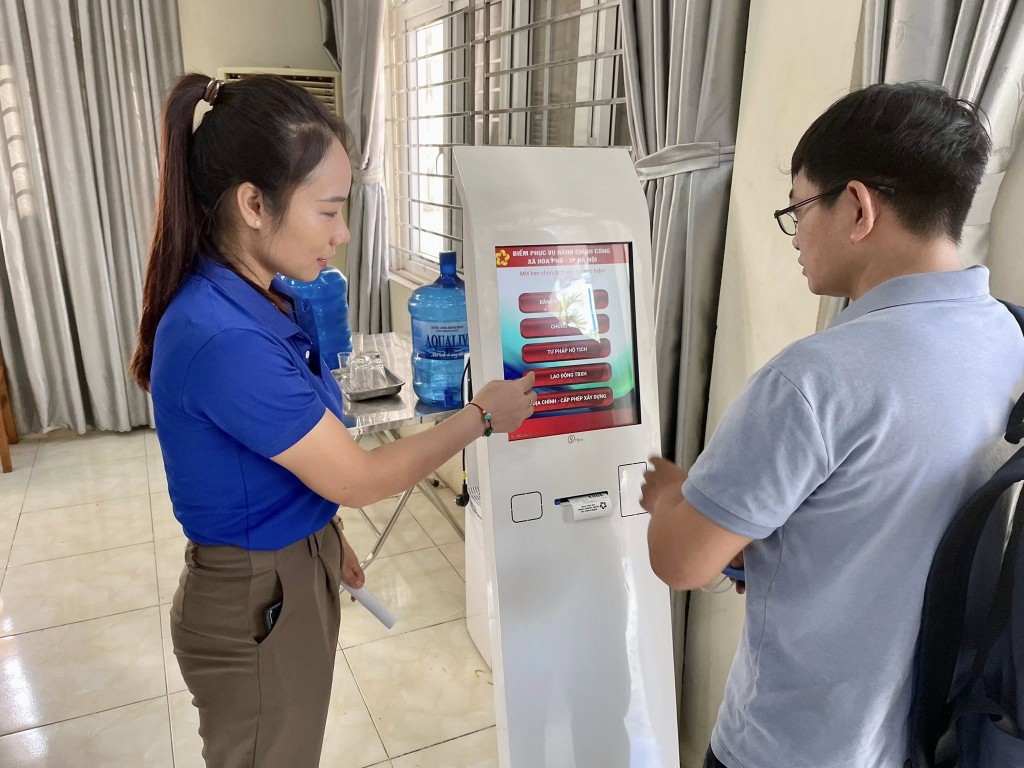 Thanh niên xã Hoà Phú hỗ trợ người dân