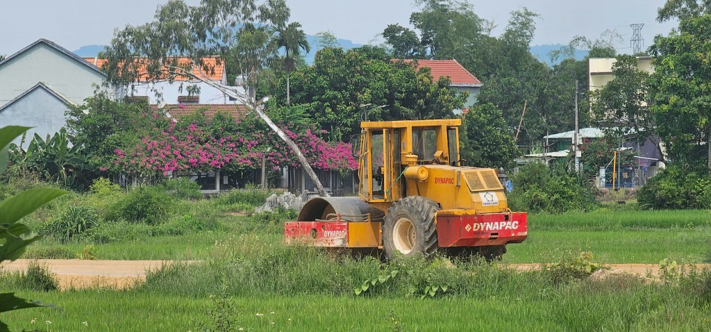 Nhà thầu tháo chạy khỏi công trình nhưng vẫn treo bảng đang thi công