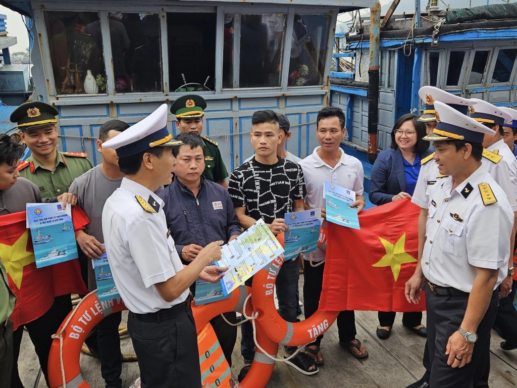 Vùng 3 Hải quân tuyên truyền tới ngư dân khai thác hợp pháp vì một nghề cá bền vững (Ảnh: H.Q)