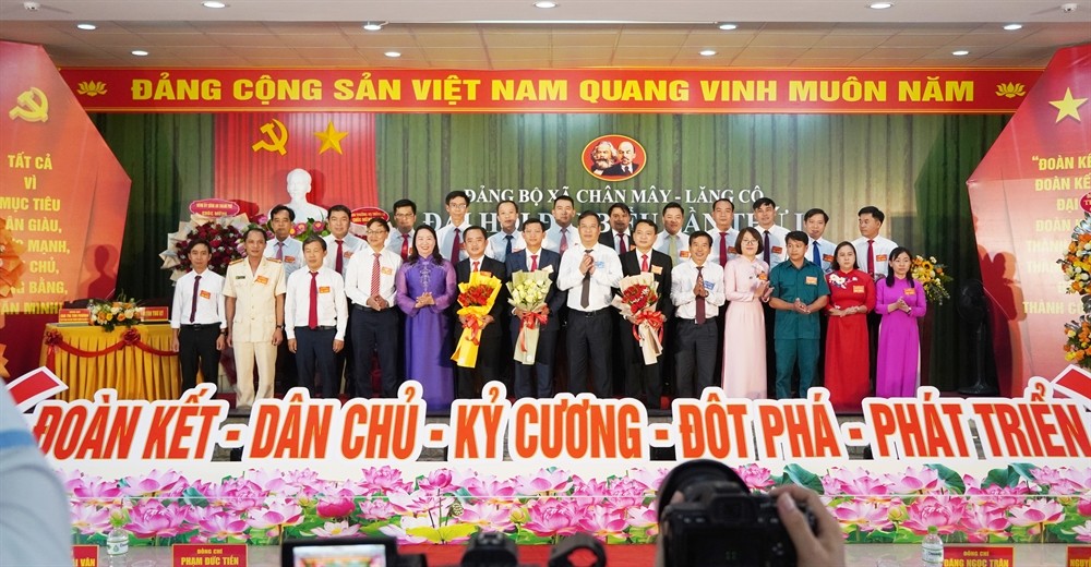 Lãnh đạo thành phố tặng hoa chúc mừng Ban chấp hành Đảng bộ xã Chân Mây – Lăng Cô nhiệm kỳ 2025 -2030 