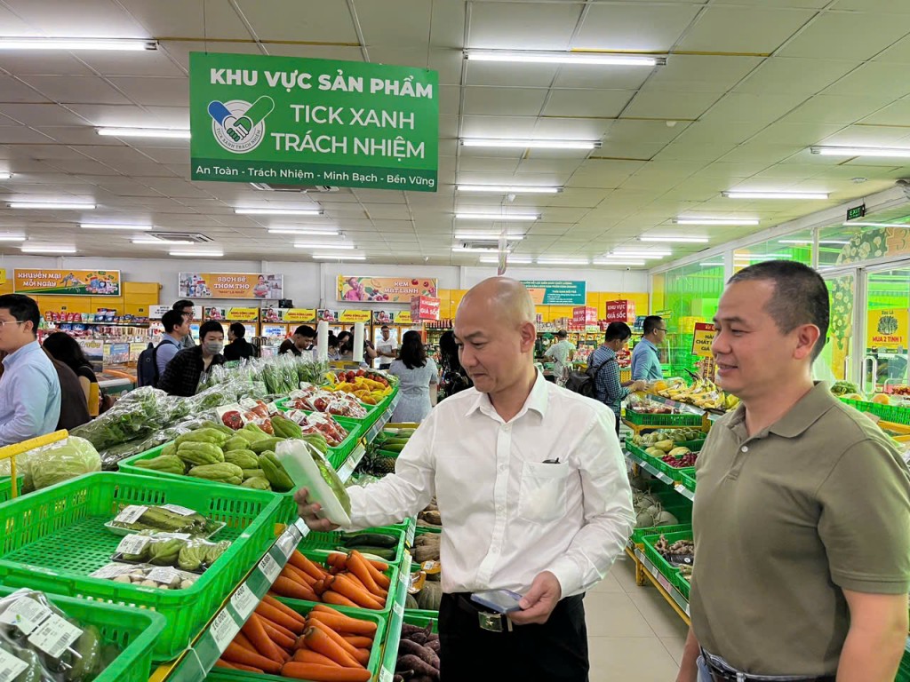 Ông Nguyễn Nguyên Phương, Phó Giám đốc Sở Công Thương TP Hồ Chí Minh khảo sát tại một siêu thị
