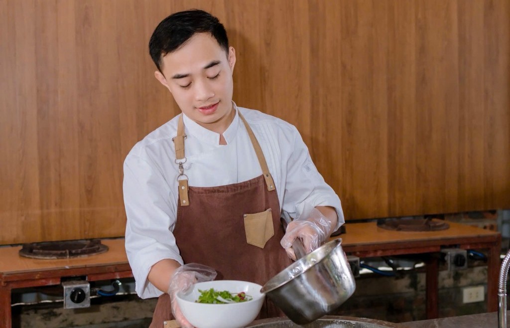 Bếp trưởng 9X nhóm lửa đam mê từ gian khó