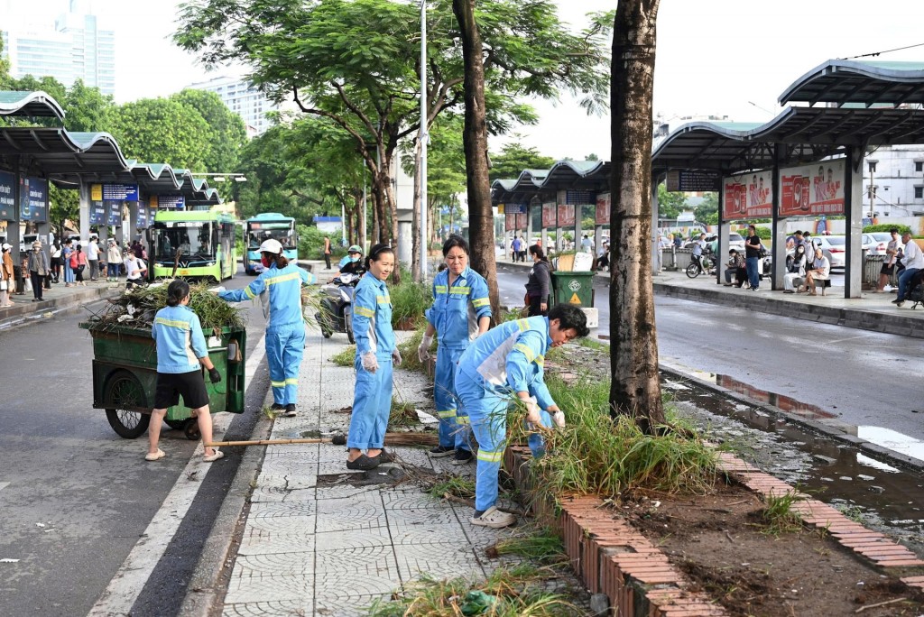 Công nhân môi trường tích cực dọn vệ sinh môi trường trên các tuyến phố của Hà Nội. Ảnh: Hoàng Sơn