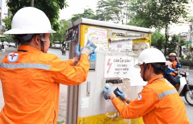 Tiềm ẩn nguy hiểm, mất mỹ quan đô thị từ hành vi dán quảng cáo, tờ rơi ở trụ điện