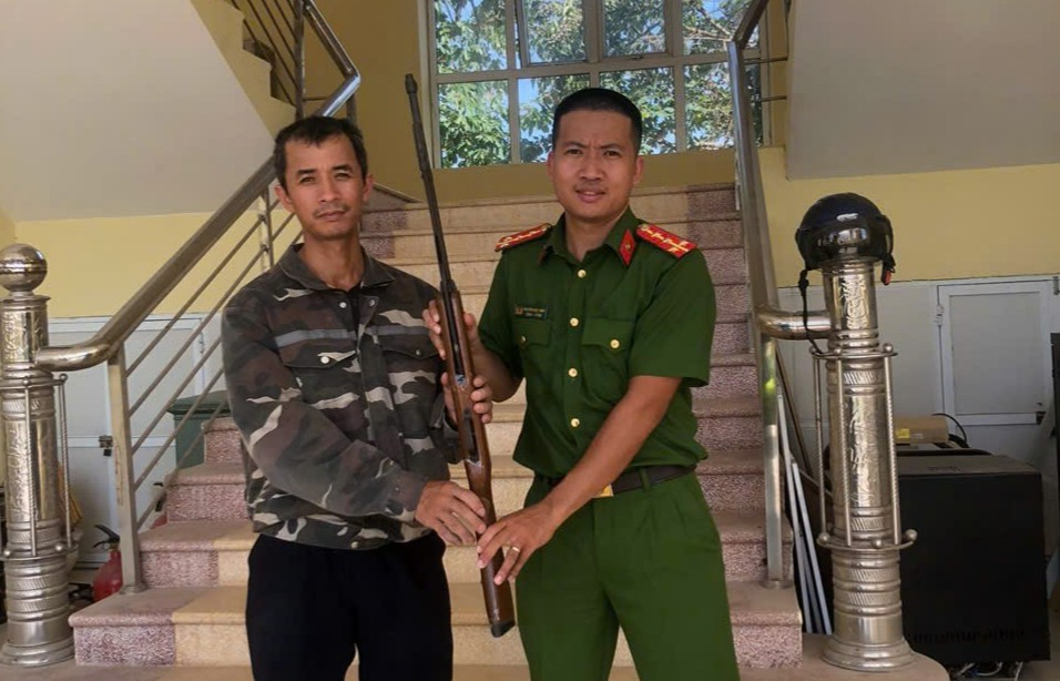 Công an xã Bát Tràng tuyên truyền, vận động người dân giao nộp vũ khí, vật liệu nổ