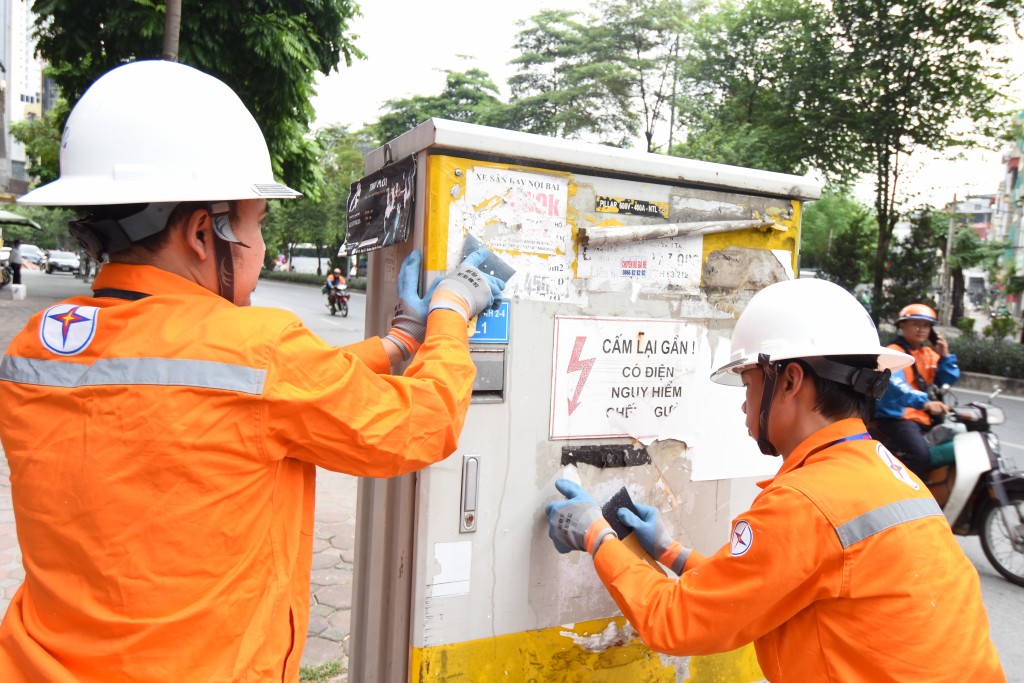 Tiềm ẩn nguy hiểm, mất mỹ quan đô thị từ hành vi dán quảng cáo, tờ rơi ở trụ điện