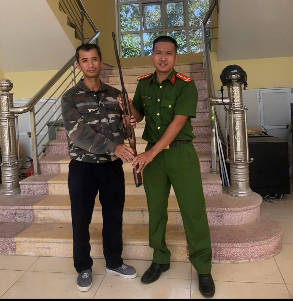 Công an xã Bát Tràng tuyên truyền, vận động người dân giao nộp vũ khí, vật liệu nổ Công an xã Bát Tràng tuyên truyền, vận động người dân giao nộp vũ khí, vật liệu nổ