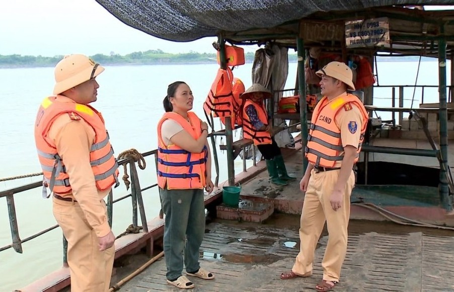 Hà Nội siết chặt kiểm soát vận tải đường thủy trên sông Hồng