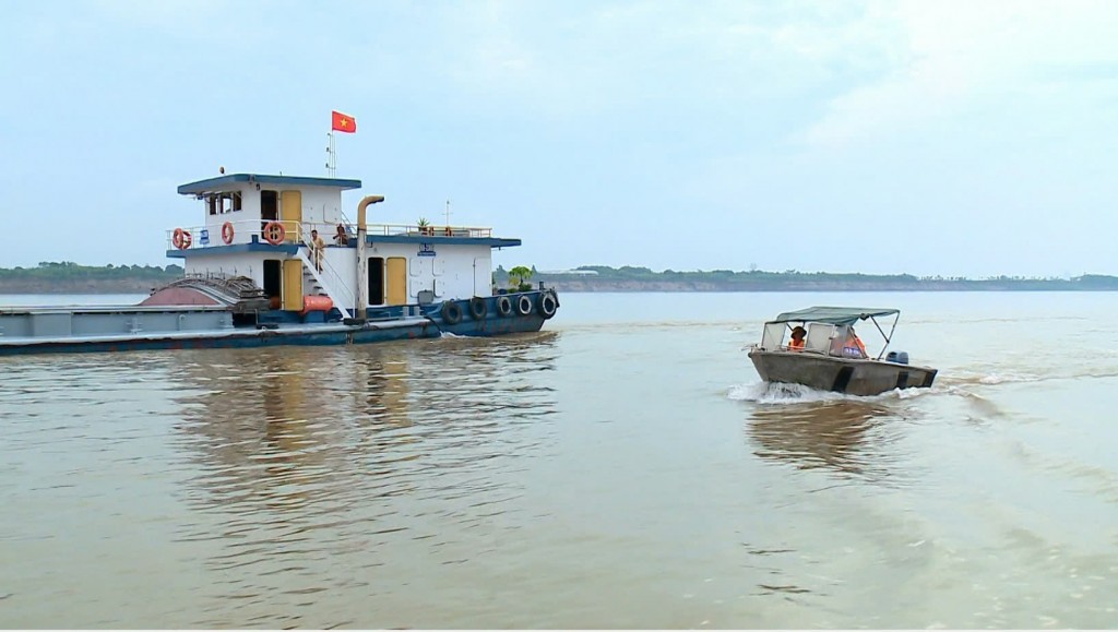 Hà Nội siết chặt kiểm soát vận tải đường thủy trên sông Hồng