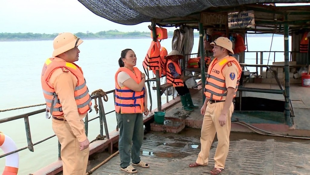 Hà Nội siết chặt kiểm soát vận tải đường thủy trên sông Hồng