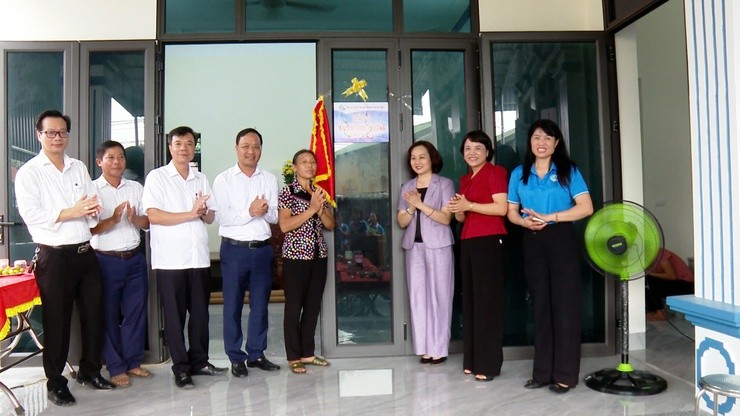 Các đồng chí Lãnh đạo xã Ứng Hoà và Hội LHPN Thành phố chúc mừng gia đình chị Ngô Thị Vang - thôn Nam Chín