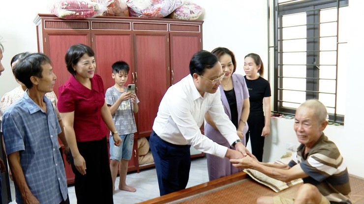 Các đồng chí Lãnh đạo xã Ứng Hoà và Hội LHPN Thành phố hỏi thăm sức khoẻ và động viên chồng chị Ngô Thị Vang.
