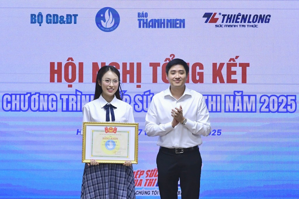 MC Khánh Vy nhận khen thưởng tại hội nghị 