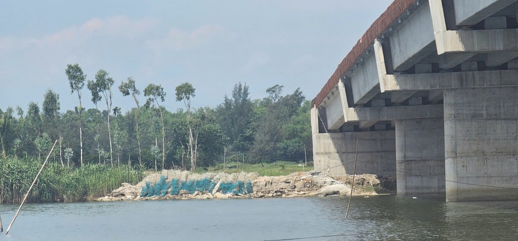 Nhà thầu tháo chạy khỏi công trình nhưng vẫn treo bảng đang thi công