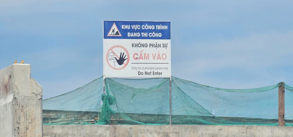 Nhà thầu tháo chạy khỏi công trình nhưng vẫn treo bảng đang thi công