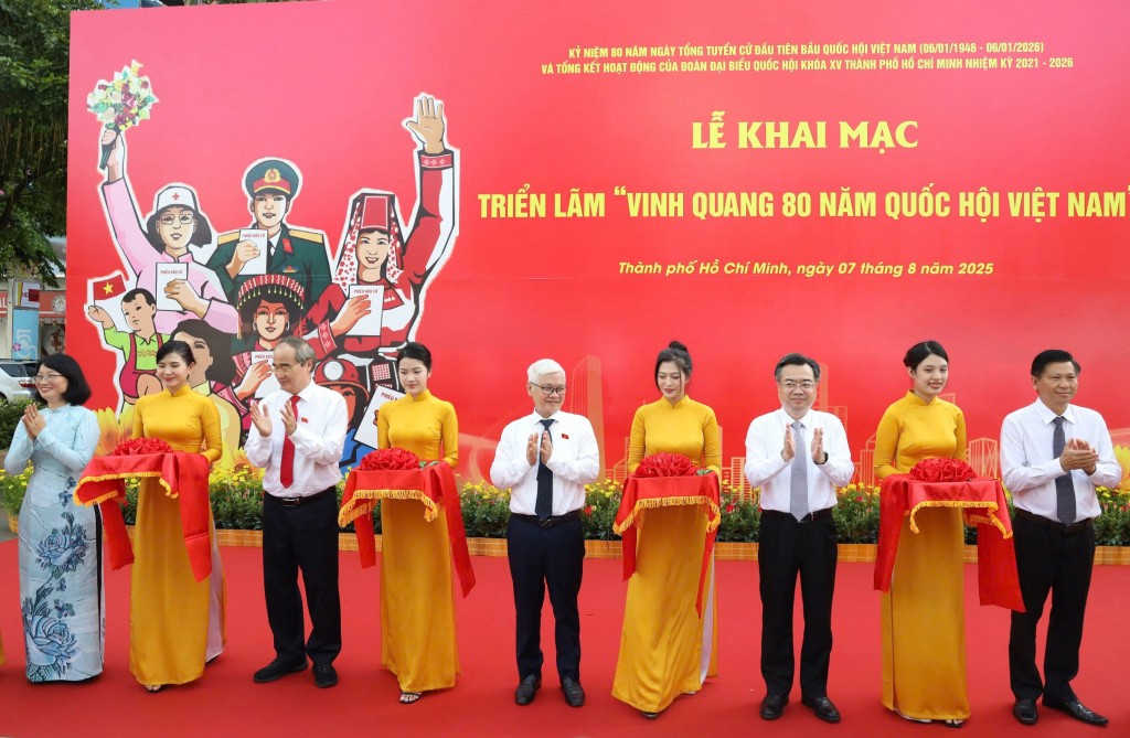 Các đại biểu thực hiện nghi thức khai mạc triển lãm
