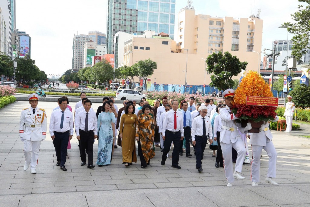 Đoàn đại biểu Thành ủy – Đoàn ĐBQH – HĐND – UBND – Ủy ban MTTQ Việt Nam TPHCM dâng hoa, dâng hương thành kính tri ân Chủ tịch Hồ Chí Minh tại Công viên Tượng đài Chủ tịch Hồ Chí Minh trên phố đi bộ Nguyễn Huệ.