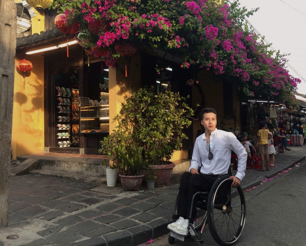 Khi chạy xe, tôi không nghĩ tôi là người khuyết tật. Tôi chỉ thấy tôi là một con người được sống đúng nghĩa – háo hức như một đứa trẻ lần đầu đi xa, tự do như cánh chim vừa thoát khỏi lồn