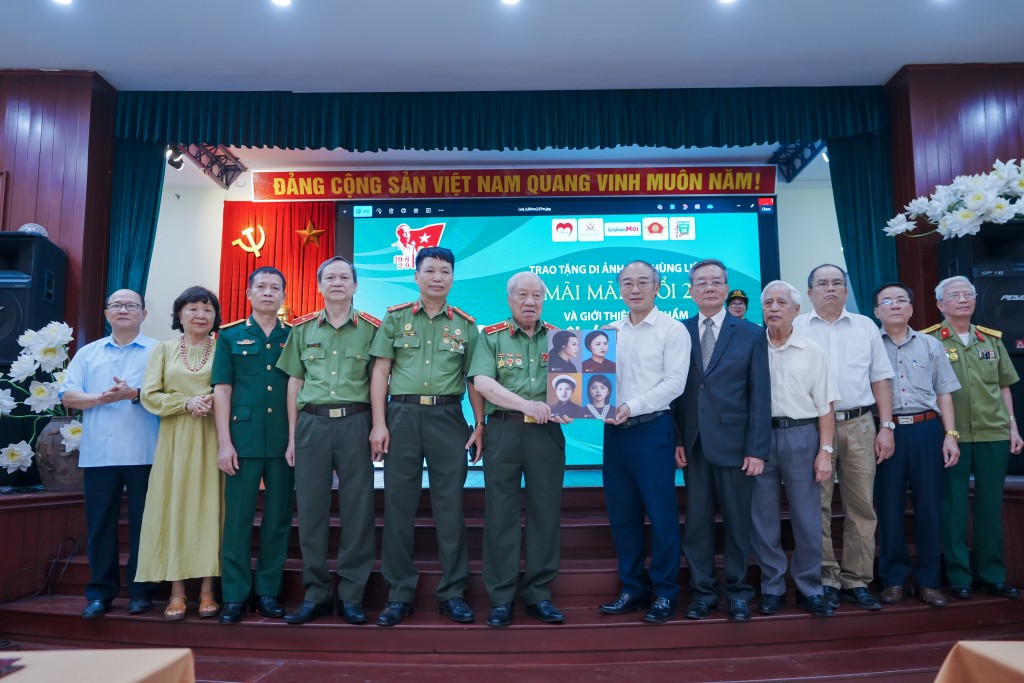 1- Anh hùng LLVTND Phan Văn Lai trao tượng trưng 4 di ảnh nữ AHLS đầu tiên của Lực lượng CAND cho Bảo tàng PNVN